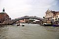 .... die gleichnamige Brücke. Sie ist eine der drei Brücken über den Canale Grande.