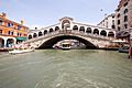 Die Rialto-Brücke, 1587 von Antonio da Ponte erbaut, nach einem jahrzehntelangen Wettbewerb gegen Palladio & Michelangelo.