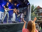 Die Band LIVE AND FAMOUS in voller Pracht