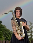 Model stahlt mit Saxophone um die Wette