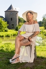Model sitzend mit Hut