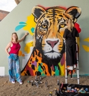 Eine arbeitet, Model strahlt