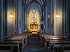 Schnell in die Kirche bevor es fester regnet