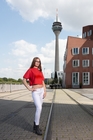 Model und Rheinturm in voller Länge